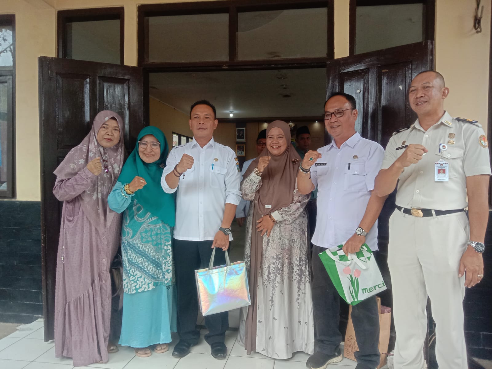 Sertijab Camat Manonjaya, Tongkat Kepemimpinan Beralih dari Kadir S.Sos kepada Drs. Firmana