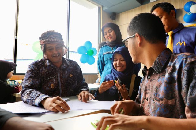 Belajar Braille dan Berbagi Makna Syukur, Diky Candra Temui Anak Difabel di Tasikmalaya