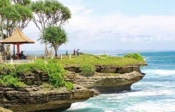 Batu Hiu Pangandaran, Panorama Samudera Hindia yang Tak Pernah Membosankan