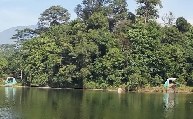 Makam Eyang Prabudilaya, Di Tengah Situ Gede yang Sarat Sejarah dan Nuansa Mistis