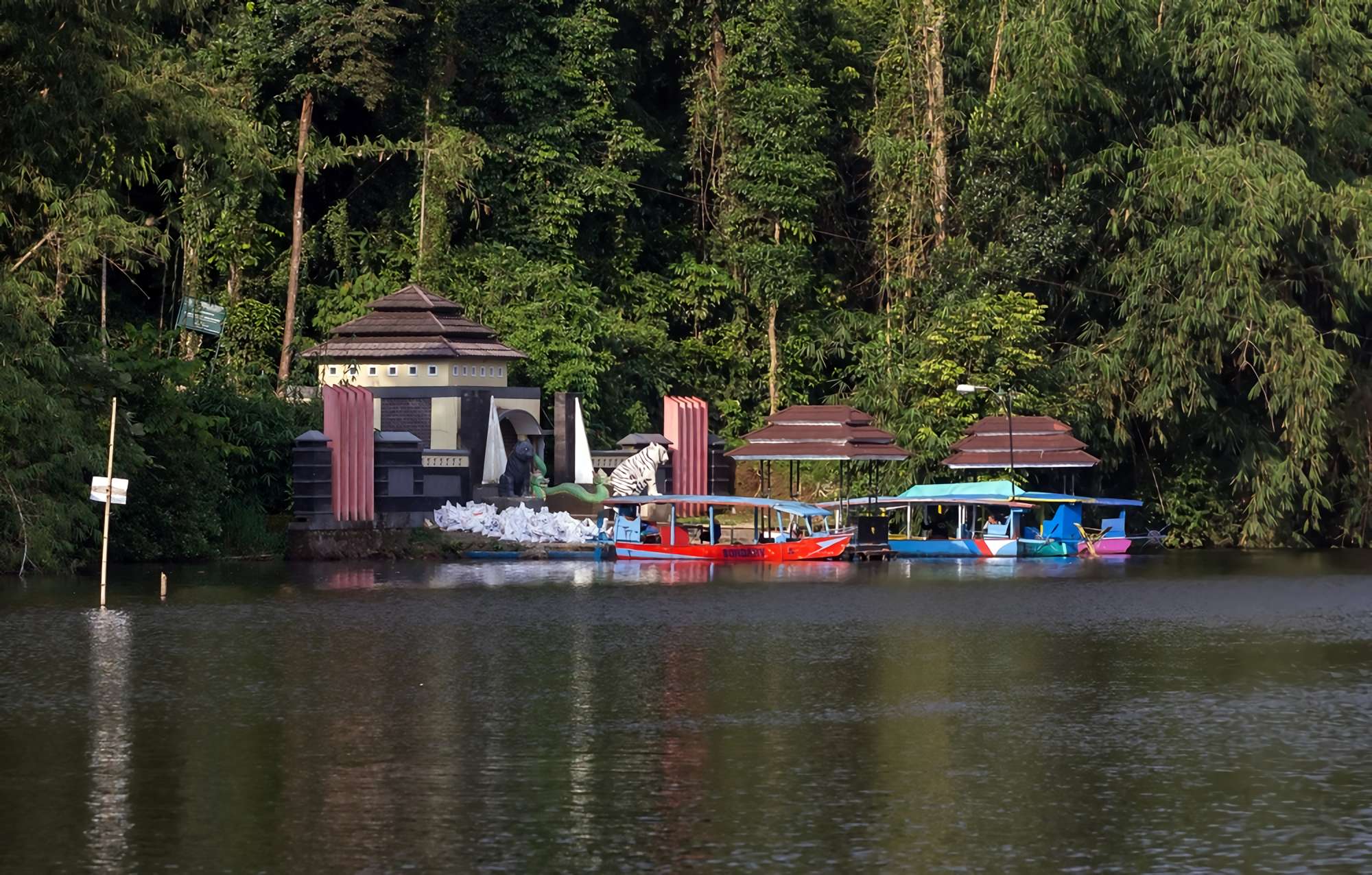Situ Lengkong Panjalu, Danau Bersejarah yang Menyimpan Kisah Raja dan Ritual Adat