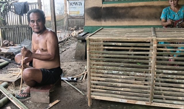 Dari Bambu Menjadi Rezeki, Ketekunan Kang Ocot Produksi Kandang Ayam di Sumelap