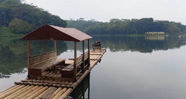 Perahu Bambu dan Keindahan Alam, Situ Sanghyang Jadi Magnet Wisata Lokal