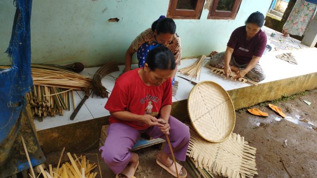 Menjaga Warisan Leluhur, Kampung Anyaman Bambu di Salawu Terus Bertahan di Tengah Arus Modernisasi