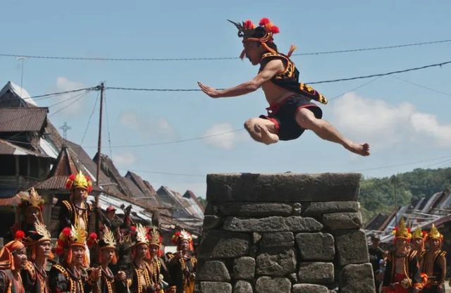 Pesona Budaya Nias: Tradisi Lompat Batu yang Penuh Makna