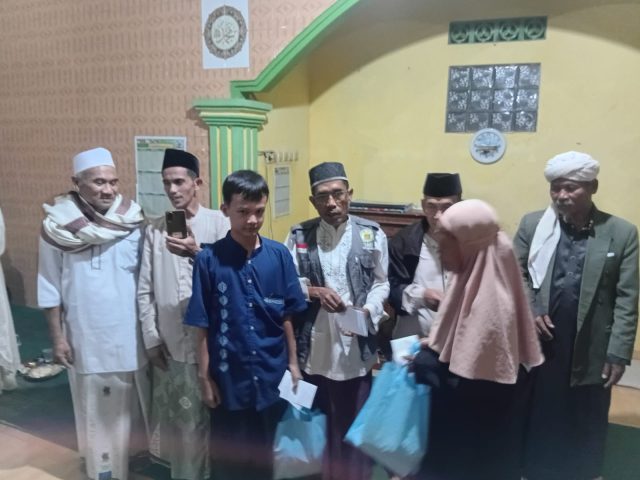 Santunan Anak Yatim dan Jompo Warnai Peringatan Muharam 1448 H di Dusun Sukaharja Cineam