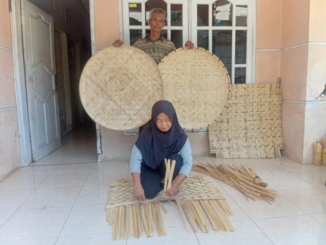 Bertahan Sejak 1997, Mang Ikin Tetap Lestarikan Kerajinan Tampir Bambu di Cineam