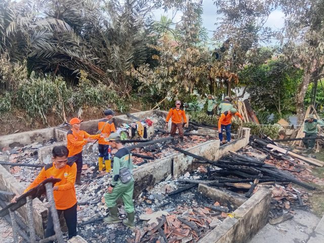 Semangat Gotong Royong Warga Sukamulya dan RPB Desa Cineam Ringankan Beban Korban Kebakaran