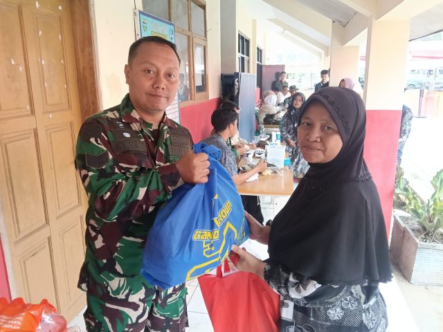 Pembangunan dan Kepedulian Berjalan Beriringan, TMMD Salurkan 100 Paket Sembako