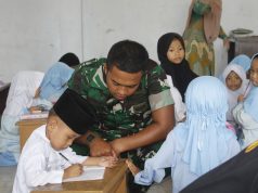 Satgas TMMD Ke-129 Kodim 0612/Tasikmalaya Ajarkan Mengaji Anak-anak di Madrasah Al-Ikhlas