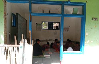 Miris! Di Hari Anak Nasional, Siswa SDN Sukasari Terpaksa Belajar di Musala Akibat Ruang Kelas Terancam Ambruk