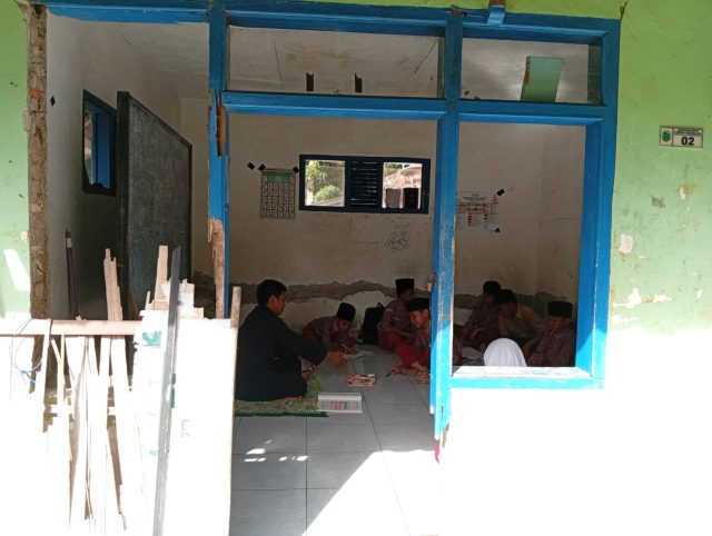 Miris! Di Hari Anak Nasional, Siswa SDN Sukasari Terpaksa Belajar di Musala Akibat Ruang Kelas Terancam Ambruk