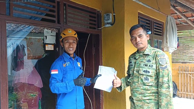 Sinergi TMMD Ke-129 Kodim 0612/Tasikmalaya dan PLN, Warga Desa Parungponteng Kini Nikmati Listrik Layak