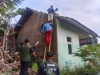 Semangat Gotong Royong Warga Sukahurip Bongkar Posyandu Lapuk, Harapkan Perhatian Pemerintah