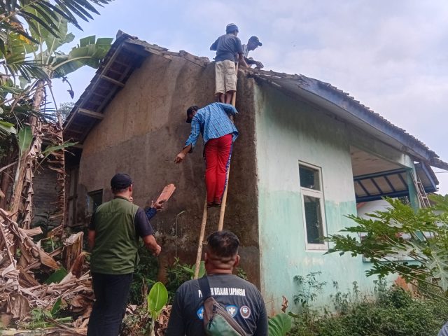 Semangat Gotong Royong Warga Sukahurip Bongkar Posyandu Lapuk, Harapkan Perhatian Pemerintah