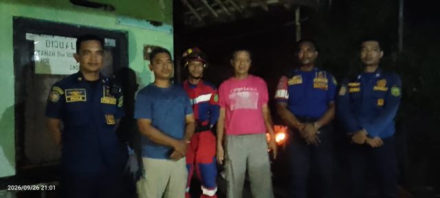 Damkar Subang Sigap Tanggapai Laporan Adanya Sarang Tawon di Permukiman Warga