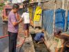 Tim Damkar Bareng Warga Bersihkan Selokan Tersumbat Lumpur Dan Tanah