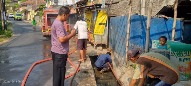 Tim Damkar Bareng Warga Bersihkan Selokan Tersumbat Lumpur Dan Tanah